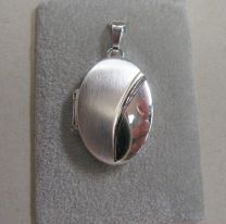 Ovaal zilveren medaillon half mat half glans 17 x 23,5 mm