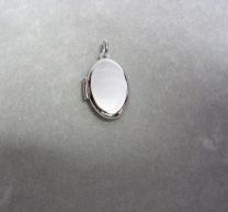 Ovaal zilveren medaillon, geheel glad. 12x19 mm.